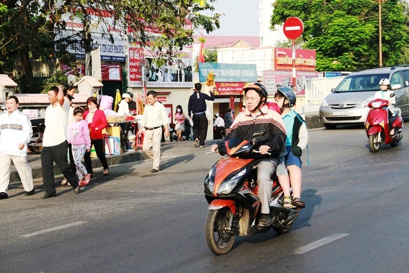 Trời se lạnh, người người súng sính áo khăn ra đường ngày mùng 1 Tết ảnh 11